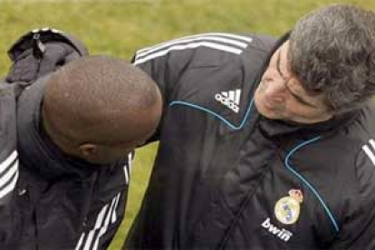 El técnico del Real Madrid, Juande Ramos, conversa con el francés Lass Diarra