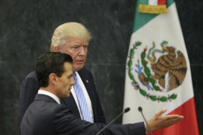 Donald Trump y Enrique Peña Nieto llegan a la rueda de prensa en la residencia presidencial de Los Pinos, ayer.