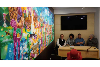 Juan Carlos Mestre, Mario Obrero, Joaquín Otero y Antonio Gamoneda, junto al mural de Mestre ‘Las ciudades del poniente’ en la Fundación Antonio Pereira. J. NOTARIO