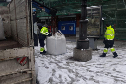 Los operarios municipales han repartido hasta el momento 36 toneladas de sal