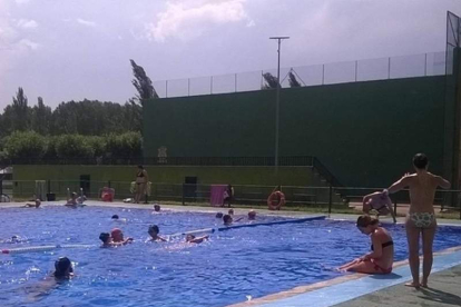 La piscina de los toboganes, una de las atracciones de las instalaciones en Sahagún. DL