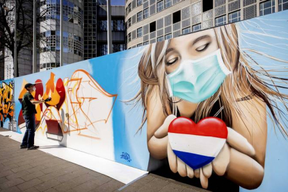 Detalle de un mural callejero del artista Casper Cruse en un muro de La Haya (Holanda), este viernes. KOEN VAN WEEL