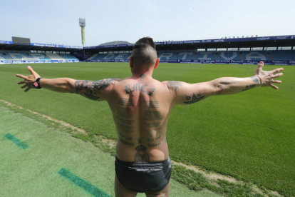 La espalda de Rubén González de la Mata, ayer en el Toralín, es un lienzo donde puede leerse el himno del Real Madrid. L. DE LA MATA