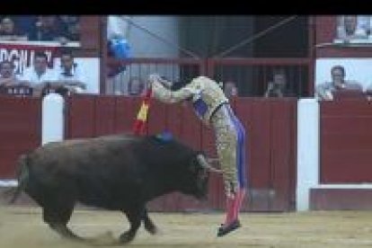 Fandila y Rivera Ordóñez salieron a hombros en la primera corrida de la feria de San Juan en la que Jesulín de Ubrique se tuvo que conformar con una oreja.