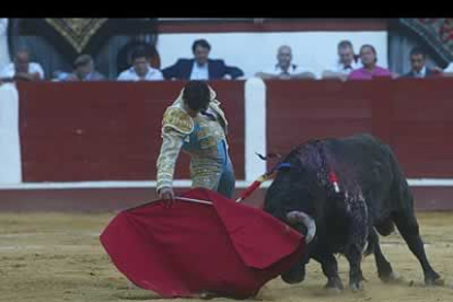 Rivera Ordóñez paseó una oreja de cada uno de sus dos contrincantes, tras una completa faena a su buen primer toro y después de trabajársela a conciencia en el quinto.