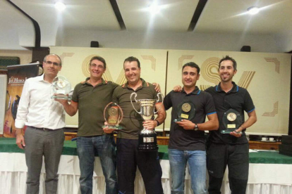 El equipo de ALPM, vencedor del Open Internacional, junto al alcalde de Santa Marina del Rey.