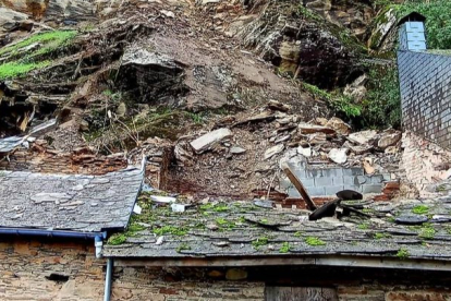 Aspecto del último tejado hundido por las piedras desplomadas de la montaña en Puente. DL