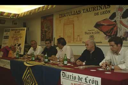 Tras la corrida, se comentaron todos los detalles de la faena en la tertulia organizada por Diario de León. Zapico, el Fandi, David Montero, Antoñete y Justo Hernández, entre los comentaristas.