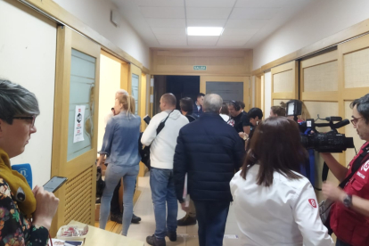 Los medios de comunicación esperan en la sede del PSOE por la comparecencia de José Antonio Diez. DL
