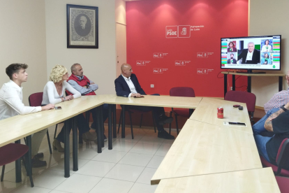José Antonio Diez, en la sede del PSOE, junto a Pepe Giménez, su esposa y el mayor de sus hijos. DL