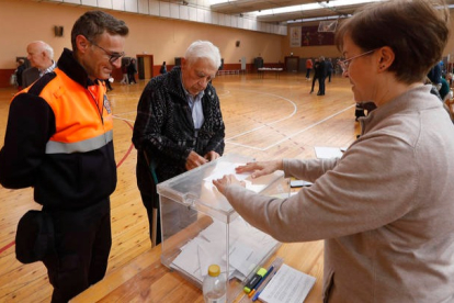 Protección Civil acompaña a dos personas con movilidad reducida a votar. FERNANDO OTERO