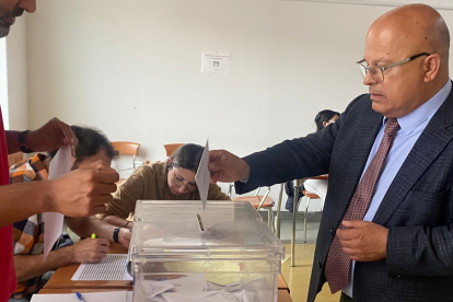El subdelegado del Gobierno, Faustino Sánchez, ejerce su derecho al voto. DL