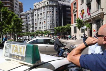 El sector del taxi reconoce como positivo que se aumente el control. RAMIRO