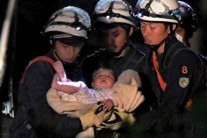 Un bebé de ocho meses rescatado por los trabajadores de emergencias el viernes en Japón.