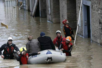 Equipos de rescate evacúan a vecinos de Miranda, ayer, tras la crecida del Ebro. RTVE