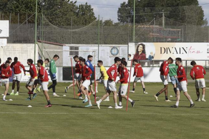 El Atlético Astorga realizó el viernes su último entrenamiento previo a la ida de la final autonómica de hoy en Salalamca. RAMIRO