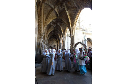 Las 'cantaderas' volvieron a bailar recordando el tributo de las cien doncellas, ya sea éste 'foro' u 'oferta'. Ramiro