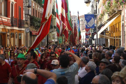 El desfile de pendones y carros engalanados llenó de gente la calle Ancha |Ramiro