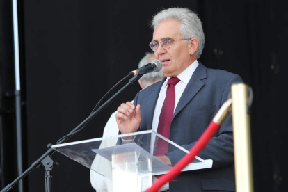 El alcalde Santiago Rodríguez en su petición a La Encina. DE LA MATA