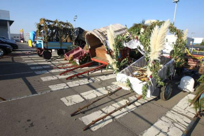 Los carros se agrupan poco antes de partir a la romería de La Virgen del Camino | Ramiro