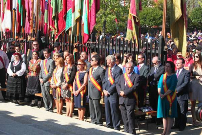 Las autoridades municipales, durante un momento de la ceremonia celebrada ante el Santuario de La Virgen del Camino | Secundino Pérez