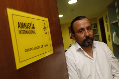 El periodista Ricardo Ruidiaz en la sede de Amnistía Internacional en León, ciudad en la que vive como solicitante de protección internacional desde marzo. FERNANDO OTERO