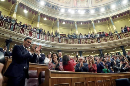 Pedro Sánchez, saluda al hemiciclo del Congreso, tras el debate de la moción de censura presentada por su partido.