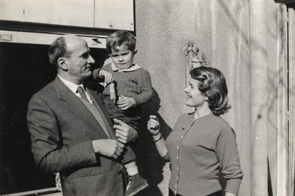 1958. Doireann con  Ramón y su hijo en brazos. ARCHIVO DOIREANN MACDERMOTT