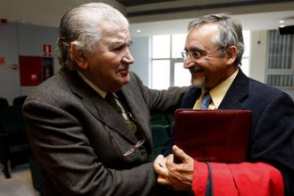 Antonio Gamoneda con José Enrique Martínez, ayer en la Universidad Autónoma de Madrid