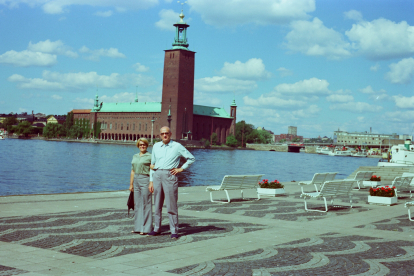 1976 Doireann MacDermott y Ramón Carnicer de viaje por el Báltico, en Estocolmo con el Ayuntamiento al fondo. ARCHIVO DOIREANN MACDERMOTT