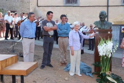 2012 Inauguración del busto de Ramón Carnicer en Villafranca del Bierzo. De izquierda a derecha: Jesús Courel, Amancio, Alonso Carnicer y Doireann MacDermott. ROSA COBO