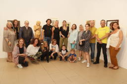 Lo refugiados ucranianos y los leoneses junto con el escultor Amancio que van a hacer posible una exposición en el Centro Leonés de Arte. RAMIRO