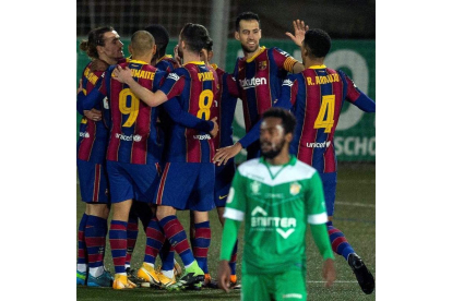Los jugadores del Barça celebran el gol de Dembélé. FONTCUBERTA