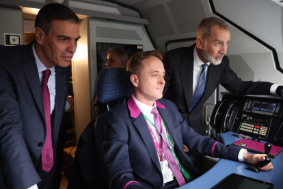 El presidente del Gobierno y el Rey Felipe VI, en la cabina del tren que abrió el viaje inaugural de la Variante. EFE