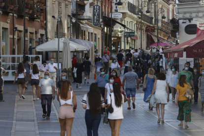 Gente paseando por la calle Ancha de León en una foto del 22 de junio. FERNANDO OTERO