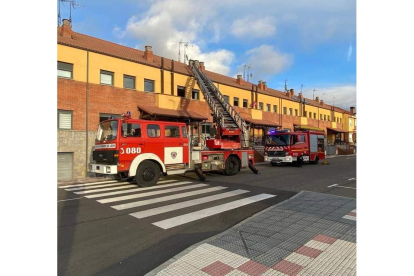 Los bomberos acudieron a Villaobispo. RAMIRO