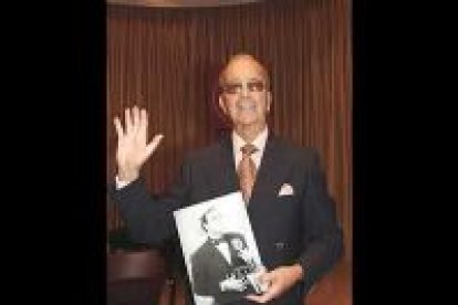El ginecólogo Julio Iglesias Puga, padre del cantante Julio Iglesias, ha fallecido en el Hospital San Carlos de Madrid a los 90 años de edad.