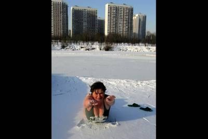 Cientos de rusos se bañan cada años en las aguas heladas de los ríos para purgar sus pecados. Hoy también lo han hecho...