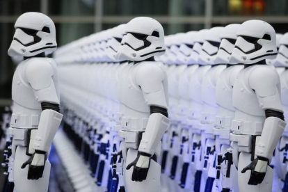 Muñecos de soldados imperiales de la película 'Star Wars', en una feria en Alemania. EFE