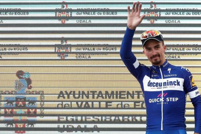 Julian Alaphilippe, el martes, en el podio de la Vuelta al País Vasco.