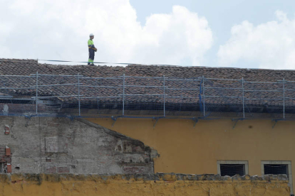 Un operario, en la renovación del tejado en la cubierta principal. RAMIRO