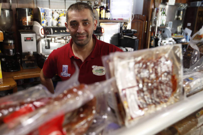 Lorenzo Iglesias ‘Loren’ en la cervecería El Naguare donde Cecinas Leitariegos tiene un gran escaparate de su amplia y deliciosa variedad de productos. RAMIRO