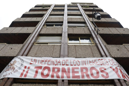 Pancarta por la plataforma, en una última campaña social en León por el proyecto, en 2019. FERNANDO OTERO