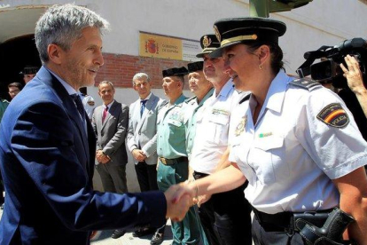 Fernando Grande-Marlaska saluda a policías y guardias civiles durante una visita a Algeciras (Cádiz) en julio pasado.