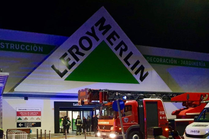 Camiones de bomberos en Leroy Merlin de León esta madrugada. BOMBEROS DE LEÓN