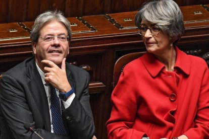 Gentiloni (izq) junto a la ministra de Relaciones con el Parlamento, Anna Finocchiaro, antes de la votación en la Cámara de los Diputados, en Roma, este martes.