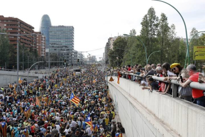 Miles de personas que participan en las "Marchas por la libertad" entran en Barcelona por la Gran Vía hoy viernes, el día en el que Cataluña vive su cuarta huelga general en menos de dos años vinculada al proceso independentista, una convocatoria con la que culmina una semana de movilizaciones en protesta por la condena de los líderes del 'procés'. EFE/Andreu Dalmau