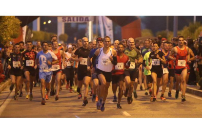 Los 10 Kilómetros Solidarios de Ponferrada congregaron a más de 200 atletas en la salida. L. DE LA MATA