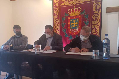 Mario Rivas, Eduardo Morán y Benedicto González, ayer en el edificio Sierra Pambley. ARAUJO