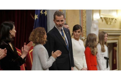 El rey agradece a la presidenta del Congreso, Meritxell Batet, y la del Senado, Pilar Llop, los aplausos a su discurso durante la apertura solemne de la XIV legislatura.